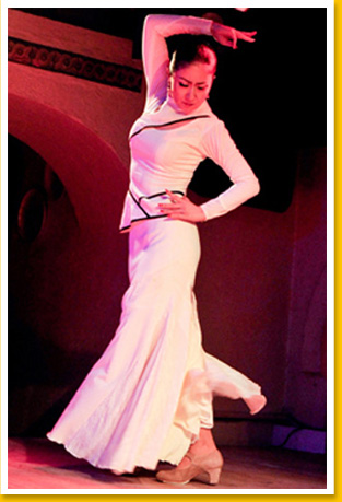 出張イベントでフラメンコを踊る五十嵐三喜の写真